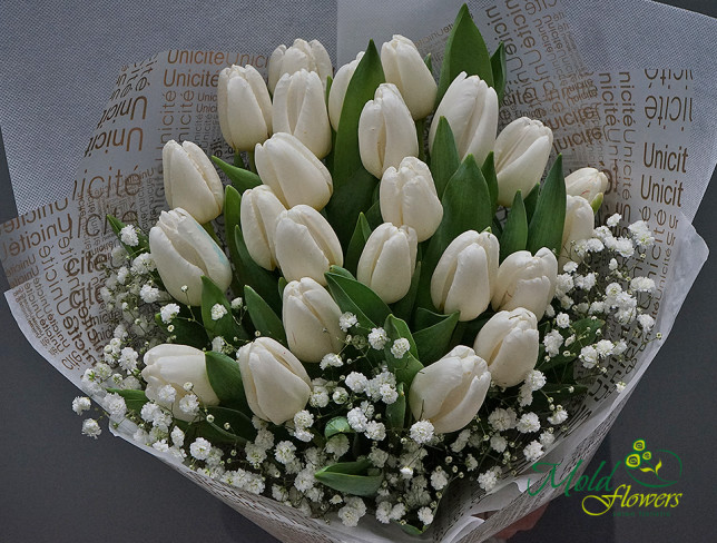 Букет с белыми тюльпанами и гипсофилой Фото